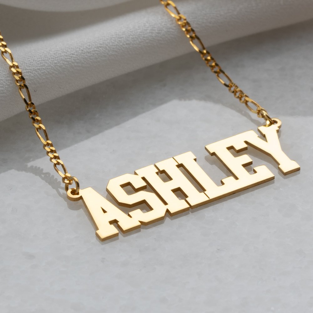 Gold-plated name necklace, personalized and elegant jewelry piece perfect for everyday wear or special occasions.