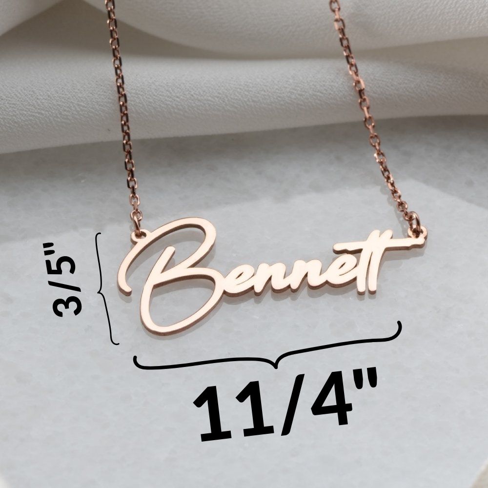 Personalized name necklace gift for mom, a meaningful and elegant jewelry piece designed to cherish her name