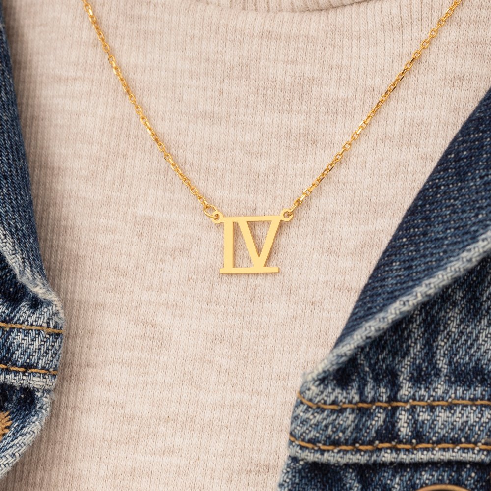 Engraved date necklace with personalized year, a unique and thoughtful gift
