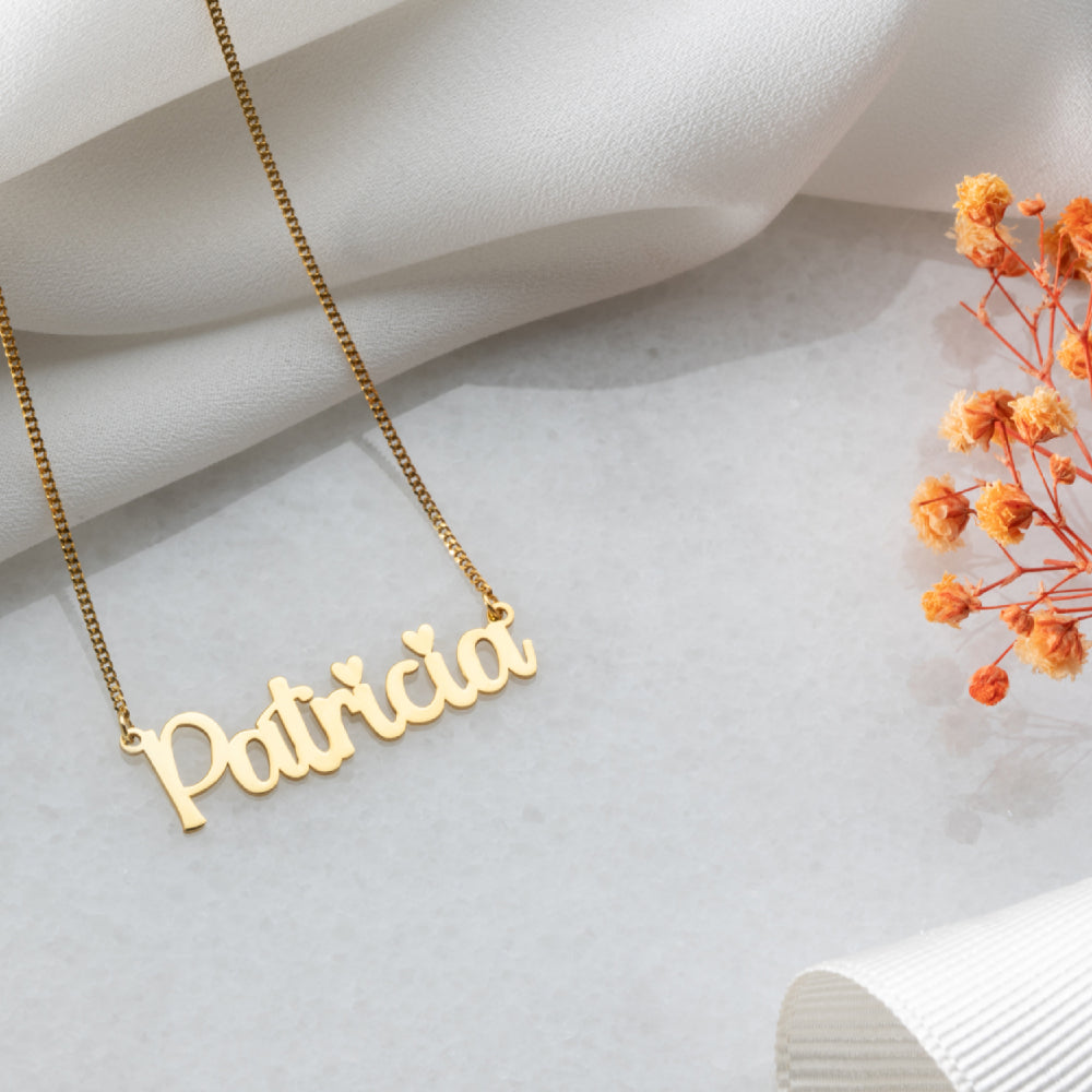 Minimalist and pretty custom name necklace, elegant design perfect for everyday wear