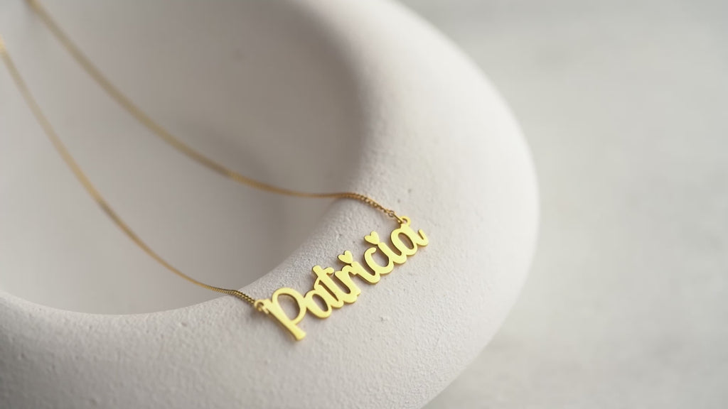 Custom dainty name necklace, perfect personalized gift for your girlfriend, delicate design with a stylish touch