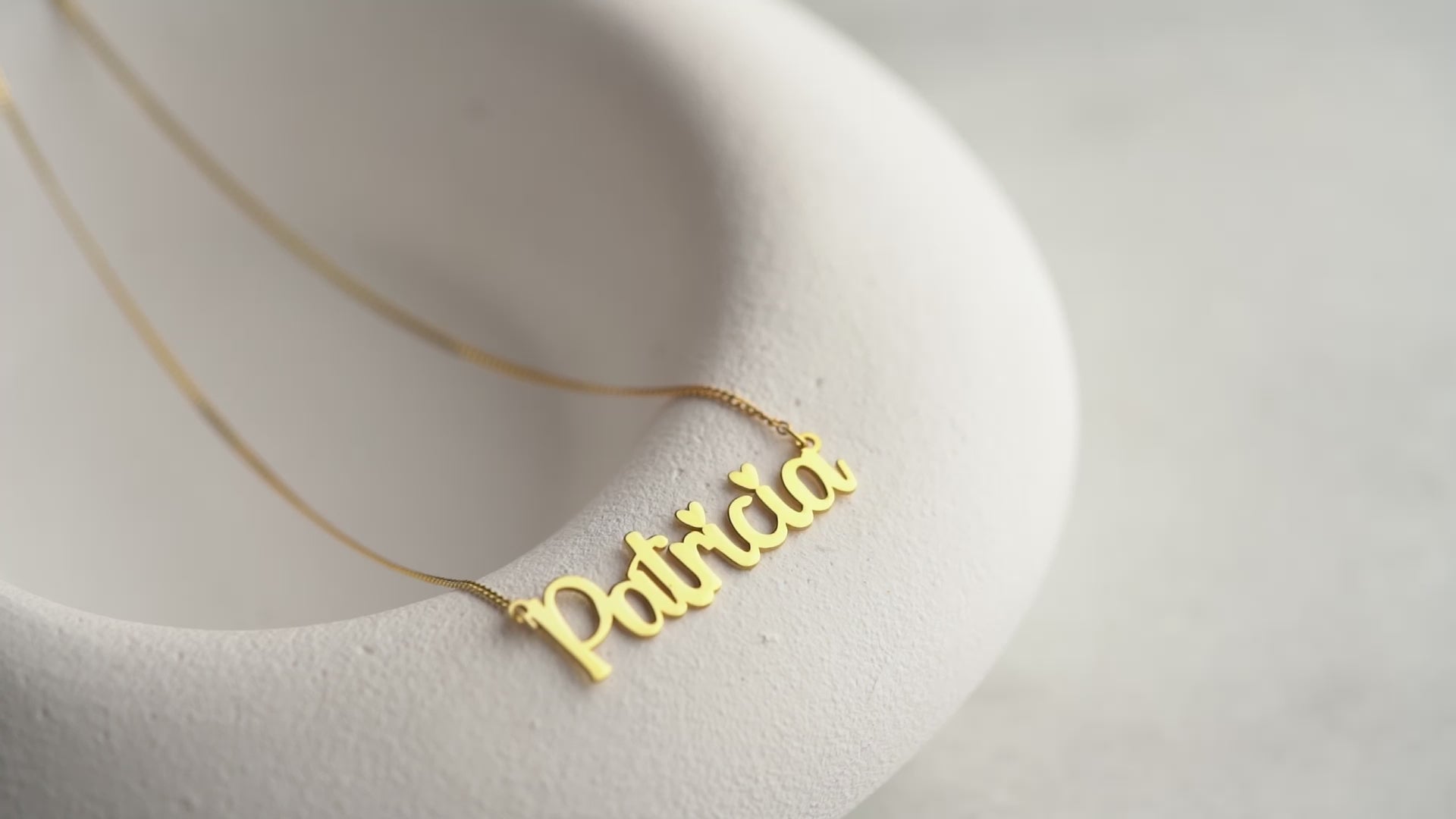 Custom dainty name necklace, perfect personalized gift for your girlfriend, delicate design with a stylish touch