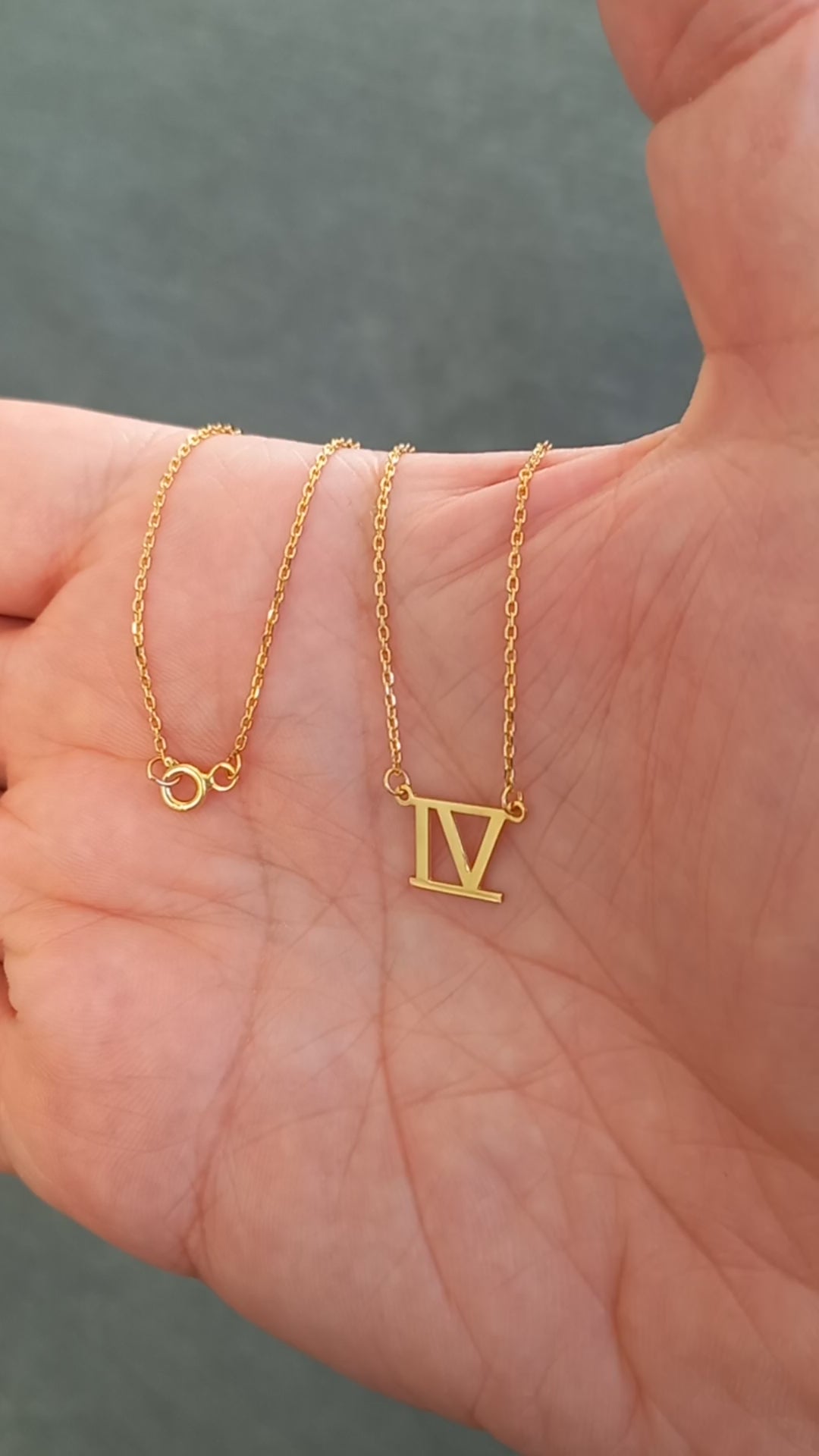 Custom date necklace with Roman numeral engraving, a personalized and meaningful jewelry gift