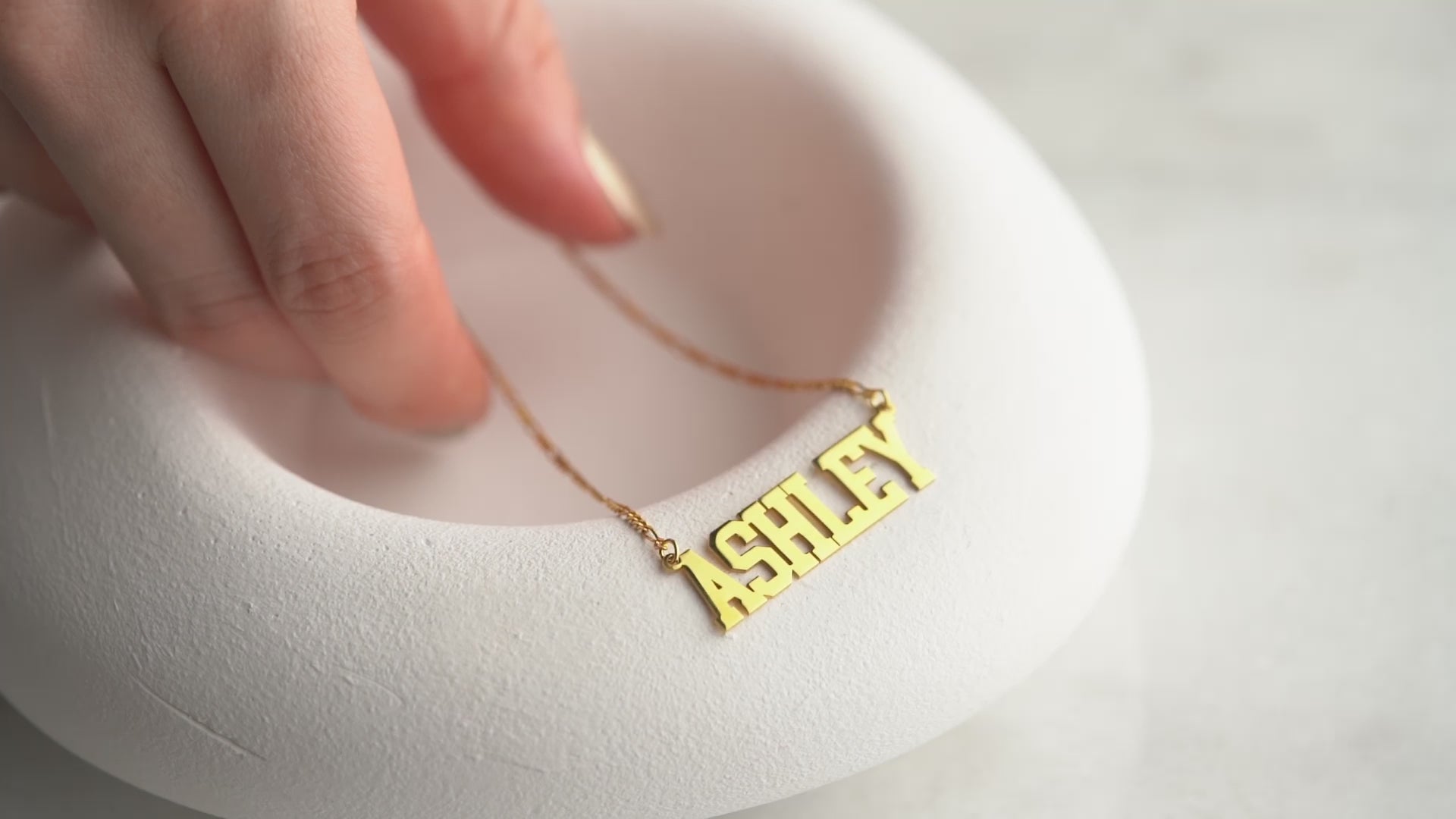 Gold-plated name necklace, personalized and stylish jewelry piece, perfect for everyday wear or a meaningful gift