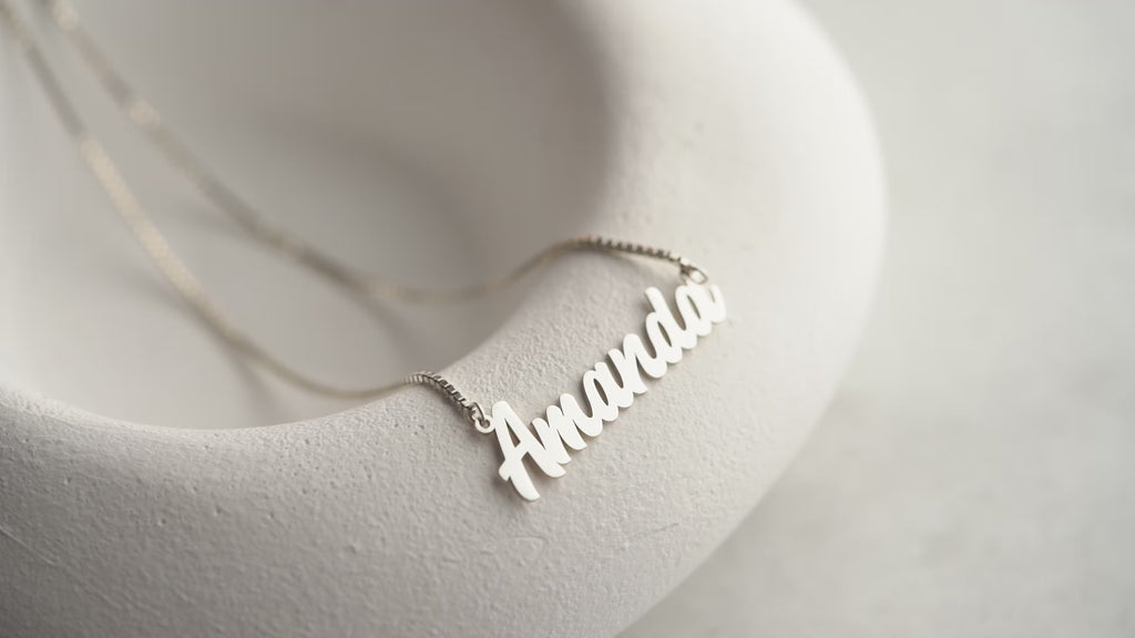 Personalized silver name necklace, custom-made with your name or special word, a timeless and meaningful accessory.